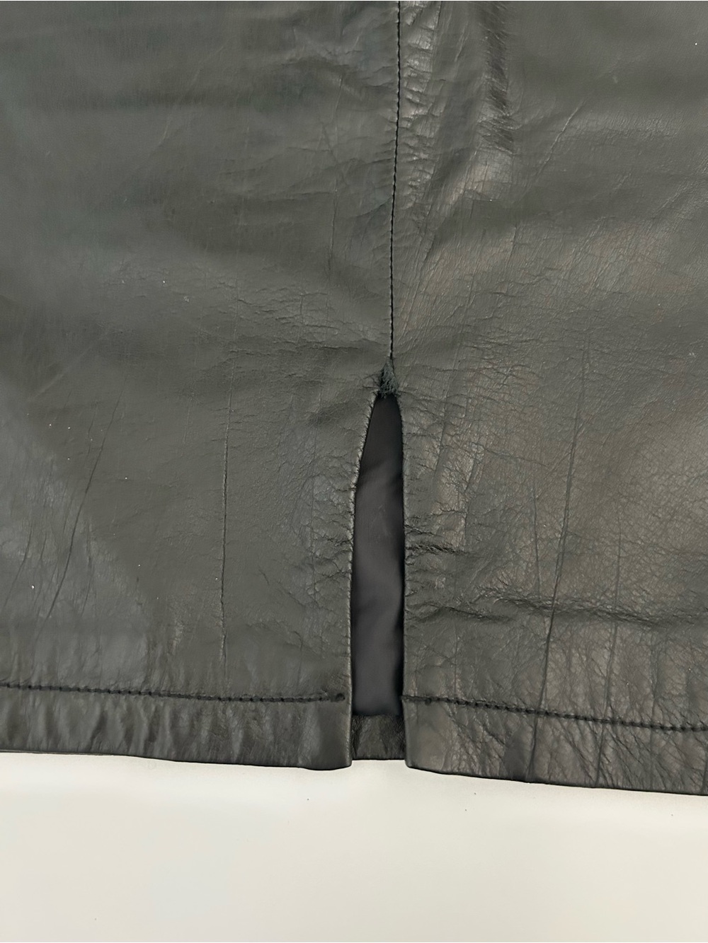 Vintage Wilson’s Leather Maxima Black Pencil Straight Skirt
90’s
Back Slit
Lined - Picture 6 of 11